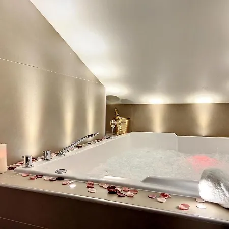Appartement Cocon Blanc Câlin Avec Jacuzzi Privatif - Loveroom Insolite *