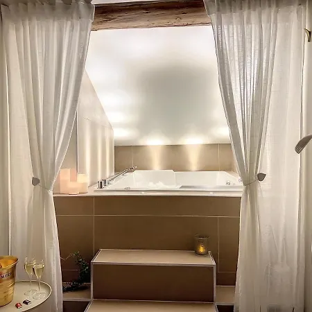 Appartement Cocon Blanc Câlin Avec Jacuzzi Privatif - Loveroom Insolite *