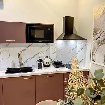Appartement Cocon Blanc Câlin Avec Jacuzzi Privatif - Loveroom Insolite