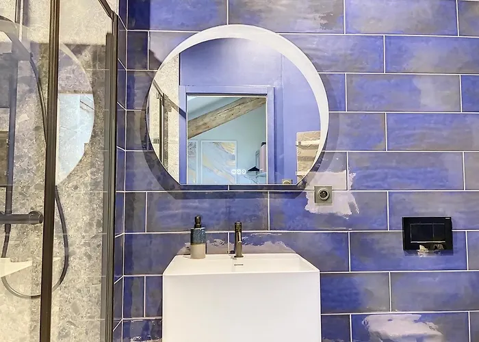 Cocon Blanc Calin Avec Jacuzzi Privatif - Loveroom Insolite
