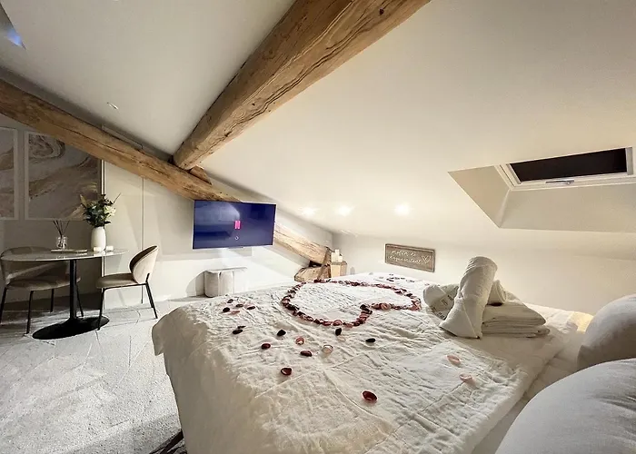 Appartamento Cocon Blanc Calin Avec Jacuzzi Privatif - Loveroom Insolite