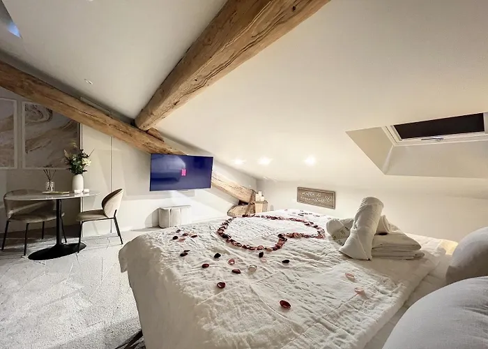 Cocon Blanc Calin Avec Jacuzzi Privatif - Loveroom Insolite *