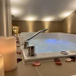 Cocon Blanc Calin Avec Jacuzzi Privatif - Loveroom Insolite *