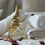 Cocon Blanc Calin Avec Jacuzzi Privatif - Loveroom Insolite דירה