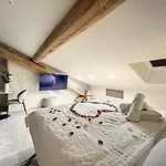 Cocon Blanc Calin Avec Jacuzzi Privatif - Loveroom Insolite *