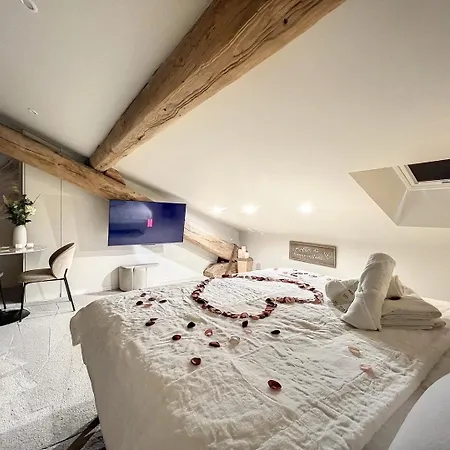 Cocon Blanc Calin Avec Jacuzzi Privatif - Loveroom Insolite *
